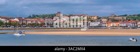 San Vicente de la Barquera Cantabria Nordspanien Panoramablick mit Booten Stockfoto