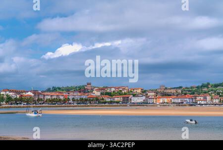 San Vicente de la Barquera Cantabria Nordspanien mit Schloss und Kirche Stockfoto