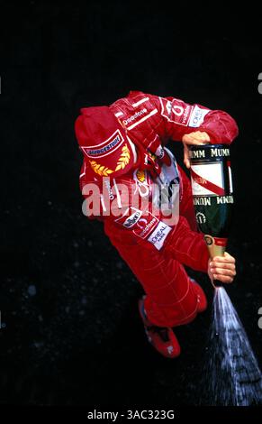 Rennsieger Michael Schumacher (GER) feiert den 150. F1-Sieg für Ferrari auf dem Podium. Grand Prix von Kanada, Montreal, 9. Juni 2002. (Kreditbild: ©Sutton Motorsports/ZUMA Press) Stockfoto