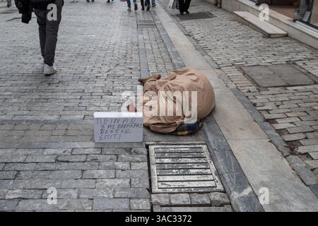 Die Ermou Straße ist eine berühmte Touristenattraktion im Zentrum von Athen. Stockfoto