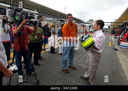 Cristiano da Matta (BRA) Toyota wird von den Medien über sein neues Helmdesign interviewt. Formel-1-Weltmeisterschaft, RD3, Grand Prix von Brasilien, Vorbereitungen, Interlagos, Brasilien, 3. April 2003..DIGITALES BILD (Credit Image: ©Sutton Motorsports/ZUMA Press) Stockfoto