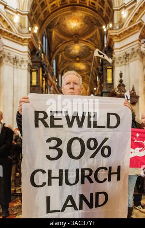 März 2025. St Pauls's Cathedral, London. Singender Flashmob zieht in die St. Paul’s Cathedral, um die Kirche zu fordern, die Natur zu schützen. Im Vorfeld des World Wildlife Day rufen 200 Mitglieder des Climate Choir Movement die Church of England, einen der größten Landbesitzer des Landes, auf, sich dringend mit dem düsteren Zustand ihres Landes in London zu befassen: Ein 200-köpfiger Flash Mob überraschte Besucher und Kirchgänger in der St. Paul’s Cathedral (heute Samstag, 1. März) mit einer musikalischen Botschaft, die die wichtige Rolle der Kirche bei der Wiederherstellung der Natur unterstreicht. Stockfoto