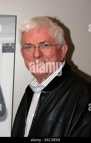 6. Januar 2008 - Palm Springs, Kalifornien, USA - PHIL DONAHUE, ehemaliger 20-maliger Emmy-Award-Gastgeber der TV-Talkshow, wirbt für seinen neuen Anti-Kriegs-Film „Body of war“, für den er Co-Regie führte. Er zeigte seinen Film im Annenberg Theater während des 19. Jährlichen Palm Springs International Film Festivals. (Bild: © Dane Andrew/ZUMA Press) Stockfoto