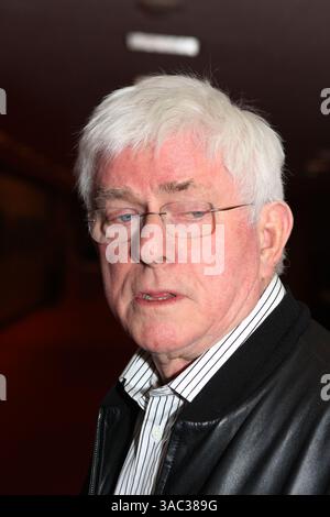 6. Januar 2008 - Palm Springs, Kalifornien, USA - PHIL DONAHUE, ehemaliger 20-maliger Emmy-Award-Gastgeber der TV-Talkshow, wirbt für seinen neuen Anti-Kriegs-Film „Body of war“, für den er Co-Regie führte. Er zeigte seinen Film im Annenberg Theater während des 19. Jährlichen Palm Springs International Film Festivals. (Bild: © Dane Andrew/ZUMA Press) Stockfoto