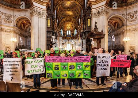 März 2025. St Pauls's Cathedral, London. Singender Flashmob zieht in die St. Paul’s Cathedral, um die Kirche zu fordern, die Natur zu schützen. Im Vorfeld des World Wildlife Day rufen 200 Mitglieder des Climate Choir Movement die Church of England, einen der größten Landbesitzer des Landes, auf, sich dringend mit dem düsteren Zustand ihres Landes in London zu befassen: Ein 200-köpfiger Flash Mob überraschte Besucher und Kirchgänger in der St. Paul’s Cathedral (heute Samstag, 1. März) mit einer musikalischen Botschaft, die die wichtige Rolle der Kirche bei der Wiederherstellung der Natur unterstreicht. Stockfoto