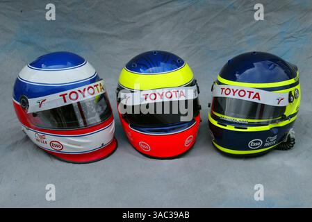 L bis R): Die Helme von Olivier Panis (FRA) Toyota, Ricardo Zonta (BRA) Toyota Testfahrer und Cristiano da Matta (BRA) Toyota...Formel-1-Weltmeisterschaft, Rd6, Grand Prix von Österreich, Renntag, A1-Ring, Österreich, 18. Mai 2003...DIGITALES BILD (Credit Image: ©Sutton Motorsports/ZUMA Press) Stockfoto
