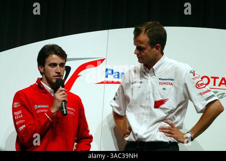 L bis R): Ricardo Zonta (BRA) Toyota Test Driver wird interviewt von Jeremy Scoones, Toyota..Toyota Fan Event, Formel-1-Weltmeisterschaft, Rd6, Grand Prix von Österreich, A1-Ring, Österreich, 16. Mai 2003..DIGITALES BILD (Credit Image: ©Sutton Motorsports/ZUMA Press) Stockfoto