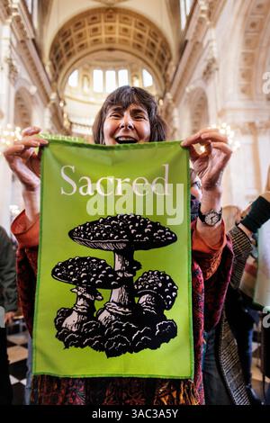 März 2025. St Pauls's Cathedral, London. Singender Flashmob zieht in die St. Paul’s Cathedral, um die Kirche zu fordern, die Natur zu schützen. Im Vorfeld des World Wildlife Day rufen 200 Mitglieder des Climate Choir Movement die Church of England, einen der größten Landbesitzer des Landes, auf, sich dringend mit dem düsteren Zustand ihres Landes in London zu befassen: Ein 200-köpfiger Flash Mob überraschte Besucher und Kirchgänger in der St. Paul’s Cathedral (heute Samstag, 1. März) mit einer musikalischen Botschaft, die die wichtige Rolle der Kirche bei der Wiederherstellung der Natur unterstreicht. Stockfoto