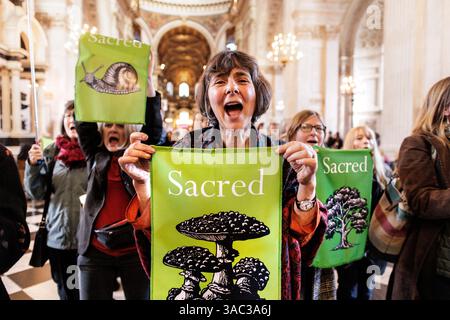 März 2025. St Pauls's Cathedral, London. Singender Flashmob zieht in die St. Paul’s Cathedral, um die Kirche zu fordern, die Natur zu schützen. Im Vorfeld des World Wildlife Day rufen 200 Mitglieder des Climate Choir Movement die Church of England, einen der größten Landbesitzer des Landes, auf, sich dringend mit dem düsteren Zustand ihres Landes in London zu befassen: Ein 200-köpfiger Flash Mob überraschte Besucher und Kirchgänger in der St. Paul’s Cathedral (heute Samstag, 1. März) mit einer musikalischen Botschaft, die die wichtige Rolle der Kirche bei der Wiederherstellung der Natur unterstreicht. Stockfoto