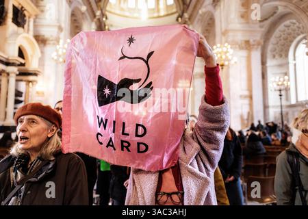 März 2025. St Pauls's Cathedral, London. Singender Flashmob zieht in die St. Paul’s Cathedral, um die Kirche zu fordern, die Natur zu schützen. Im Vorfeld des World Wildlife Day rufen 200 Mitglieder des Climate Choir Movement die Church of England, einen der größten Landbesitzer des Landes, auf, sich dringend mit dem düsteren Zustand ihres Landes in London zu befassen: Ein 200-köpfiger Flash Mob überraschte Besucher und Kirchgänger in der St. Paul’s Cathedral (heute Samstag, 1. März) mit einer musikalischen Botschaft, die die wichtige Rolle der Kirche bei der Wiederherstellung der Natur unterstreicht. Stockfoto