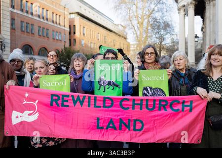 März 2025. St Pauls's Cathedral, London. Singender Flashmob zieht in die St. Paul’s Cathedral, um die Kirche zu fordern, die Natur zu schützen. Im Vorfeld des World Wildlife Day rufen 200 Mitglieder des Climate Choir Movement die Church of England, einen der größten Landbesitzer des Landes, auf, sich dringend mit dem düsteren Zustand ihres Landes in London zu befassen: Ein 200-köpfiger Flash Mob überraschte Besucher und Kirchgänger in der St. Paul’s Cathedral (heute Samstag, 1. März) mit einer musikalischen Botschaft, die die wichtige Rolle der Kirche bei der Wiederherstellung der Natur unterstreicht. Stockfoto