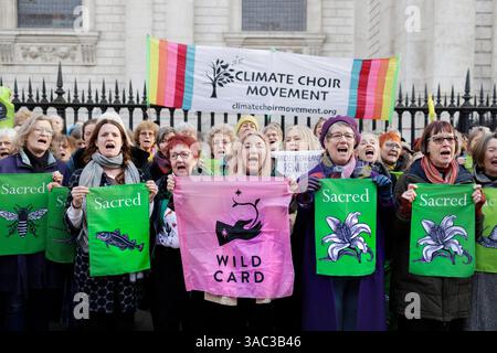 März 2025. St Pauls's Cathedral, London. Singender Flashmob zieht in die St. Paul’s Cathedral, um die Kirche zu fordern, die Natur zu schützen. Im Vorfeld des World Wildlife Day rufen 200 Mitglieder des Climate Choir Movement die Church of England, einen der größten Landbesitzer des Landes, auf, sich dringend mit dem düsteren Zustand ihres Landes in London zu befassen: Ein 200-köpfiger Flash Mob überraschte Besucher und Kirchgänger in der St. Paul’s Cathedral (heute Samstag, 1. März) mit einer musikalischen Botschaft, die die wichtige Rolle der Kirche bei der Wiederherstellung der Natur unterstreicht. Stockfoto