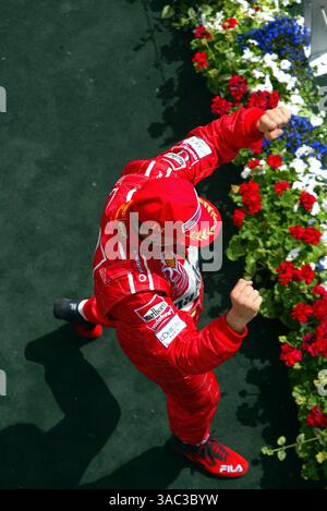 Michael Schumacher (GER) Ferrari feiert den Sieg auf dem Podium. Formel-1-Weltmeisterschaft, Rd8, Grand Prix von Kanada, Renntag, Montreal, Kanada, 15. Juni 2003..DIGITALES BILD (Credit Image: ©Sutton Motorsports/ZUMA Press) Stockfoto