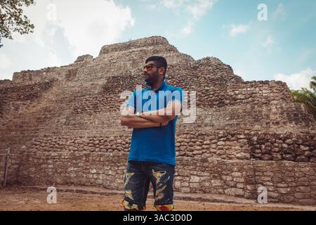 Ein majestätischer Blick auf die Ruinen der Maya-Ruinen von Chacchoben mit Touristen in der Nähe Stockfoto