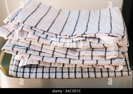 Stapel Handtücher mit Streifen und Karos. Hochwertige Fotos Stockfoto
