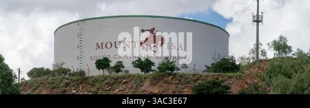 MT Isa, Queensland, Australien - 26. März 2025: Schild mit Wassertank, Wahrzeichen des Outback-Ortes, Panorama Stockfoto