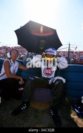 L bis R): Jules Kulpinski (CDN) PA an Jacques Villeneuve und Jacques Villeneuve (CDN) BAR, der sich in Runde 15 aufgrund eines hydraulischen Fehlers aus dem Rennen zurückzog, entspannt sich vor dem Start am Startplatz. Grand Prix von Ungarn, Rd13, Hungaroring, Budapest, 24. August 2003..Bestes BILD. (Kreditbild: ©Sutton Motorsports/ZUMA Press) Stockfoto