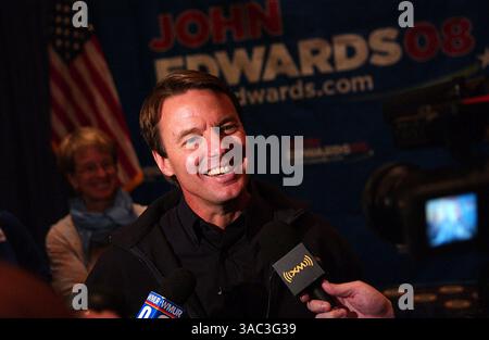 8. Dezember 2007: New Hampshire Democratic Presidential Hopeful ehemaliger US-Senator John Edwards (D-NC) Kampagnen in New Hampshire (Credit Image: Stockfoto