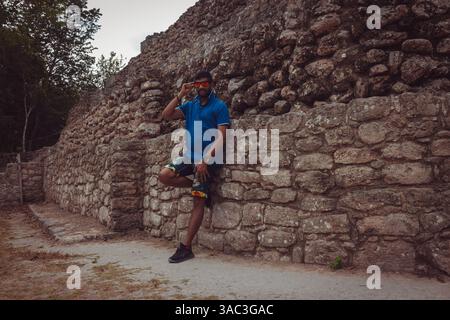 Ein majestätischer Blick auf die Ruinen der Maya-Ruinen von Chacchoben mit Touristen in der Nähe Stockfoto