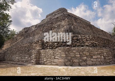 Ein majestätischer Blick auf die Ruinen der Maya-Ruinen von Chacchoben mit Touristen in der Nähe Stockfoto