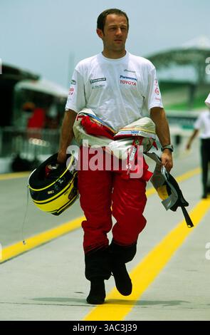 Cristiano da Matta (BRA) Toyota, der elfte wurde, geht auf der Boxengasse zurück zu seiner Garage, mit Helm und HANS-Gerät. Grand Prix von Malaysia, RD2, Sepang, Kuala Lumpur, 23. März 2003..Bestes BILD. (Kreditbild: ©Sutton Motorsports/ZUMA Press) Stockfoto