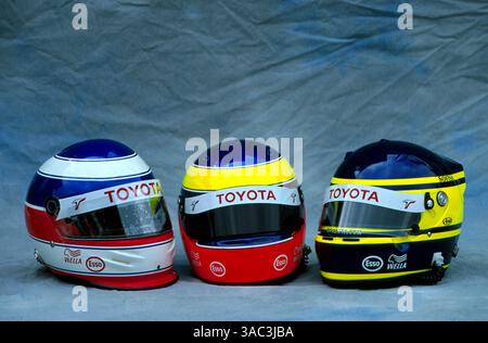 Die Helme des Toyota-Teams. L-R; Olivier Panis (FRA), Testfahrer Ricardo Zonta (BRA) und Cristiano da Matta (BRA)..großer Preis Österreichs, Rd6, A1-Ring, Österreich. 18. Mai 2003..BEST IMAGE (Bild: ©Sutton Motorsports/ZUMA Press) Stockfoto