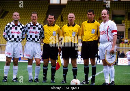 Am Dienstagabend vor dem Rennen fand ein All-Stars-Benefizspiel (L bis R) statt: Ivan Capelli (ITA), Michael Schumacher (GER) Ferrari, die drei Spielbeamten, HSH Prinz Albert von Monaco. . Grand Prix von Monaco, Rd7, Monte Carlo, Monaco, 1. Juni 2003..Bestes BILD. (Kreditbild: ©Sutton Motorsports/ZUMA Press) Stockfoto