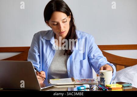 35-jährige Frau, die zu Hause studiert Stockfoto