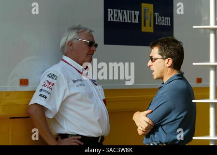 L zu R): Ove Andersson (SWE) Präsident Panasonic Toyota Racing spricht mit Julian Jackobi, Manager von Pedro de la Rosa (ESP) McLaren Test Driver. Formel-1-Weltmeisterschaft, RD12, Grand Prix von Deutschland, Hockenheim, Deutschland, 1. August 2003..DIGITALES BILD (Credit Image: ©Sutton Motorsports/ZUMA Press) Stockfoto