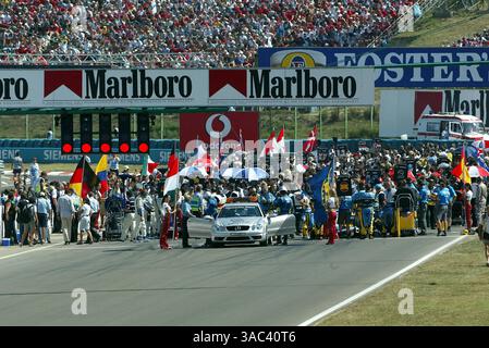 Die Teams auf der Startaufstellung vor dem Rennen. Formel-1-Weltmeisterschaft, Rd13, großer Preis von Ungarn, Renntag, Hungaroring, Ungarn, 24. August 2003..DIGITALES BILD (Credit Image: ©Sutton Motorsports/ZUMA Press) Stockfoto