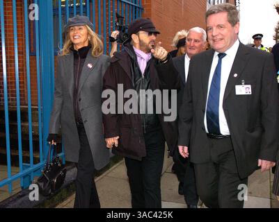 11. Januar 2008 - Liverpool, Vereinigtes Königreich - ehemaliger Beatle RINGO STARR mit seiner Frau BARBARA BACH an der Ringo Kinderschule Shorefields in Dingle Liverpool - vor der offiziellen Eröffnung der Feierlichkeiten zur Kulturhauptstadt von Liverpool. (Kreditbild: © Julian Hamilton/Mercury Press/ZUMA Press) EINSCHRÄNKUNGEN: * England Rights OUT * Stockfoto