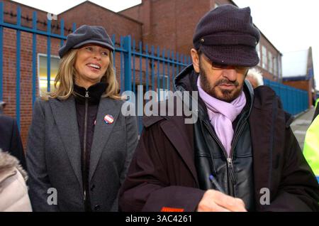 11. Januar 2008 - Liverpool, Vereinigtes Königreich - ehemaliger Beatle RINGO STARR mit seiner Frau BARBARA BACH an der Ringo Kinderschule Shorefields in Dingle Liverpool - vor der offiziellen Eröffnung der Feierlichkeiten zur Kulturhauptstadt von Liverpool. (Kreditbild: © Julian Hamilton/Mercury Press/ZUMA Press) EINSCHRÄNKUNGEN: * England Rights OUT * Stockfoto