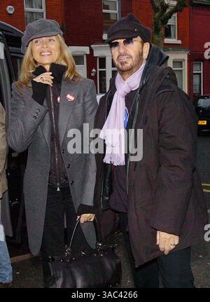 11. Januar 2008 - Liverpool, Vereinigtes Königreich - ehemaliger Beatle RINGO STARR mit seiner Frau BARBARA BACH an der Ringo Kinderschule Shorefields in Dingle Liverpool - vor der offiziellen Eröffnung der Feierlichkeiten zur Kulturhauptstadt von Liverpool. (Kreditbild: © Julian Hamilton/Mercury Press/ZUMA Press) EINSCHRÄNKUNGEN: * England Rights OUT * Stockfoto