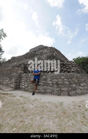Ein majestätischer Blick auf die Ruinen der Maya-Ruinen von Chacchoben mit Touristen in der Nähe Stockfoto