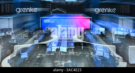 03. April 2025, Hessen, Frankfurt/Main: Die Anzeigetafel mit der Dax-Kurve in der Handelshalle der Frankfurter Wertpapierbörse zeigt einen fallenden Kurstrend (Bild mit Zoom-Effekt). Das von US-Präsident Trump angekündigte Tarifpaket hat die Aktienkurse drastisch in das negative Territorium gedrückt. Foto: Arne Dedert/dpa Stockfoto