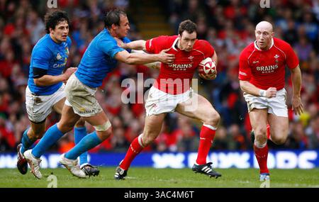 23. Februar 2008: Cardiff, Vereinigtes Königreich - MARK JONES aus Wales bricht mit Unterstützung von TOM SHANKLIN beim RBS 6 Nations-Spiel zwischen Wales und Italien im Millennium Stadium in Cardiff, Wales durch. (Kreditbild: © Simon Bellis/Cal Sport Media/ZUMA Press) Stockfoto