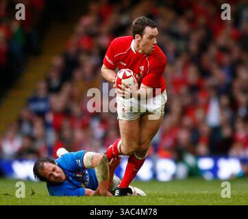 23. Februar 2008: Cardiff, Vereinigtes Königreich - MARK JONES aus Wales bricht während des RBS 6 Nations-Spiels zwischen Wales und Italien im Millennium Stadium in Cardiff, Wales durch. (Kreditbild: © Simon Bellis/Cal Sport Media/ZUMA Press) Stockfoto