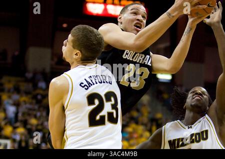 23. Februar 2008: Columbia, Missouri, USA – RICHARD ROBY, Colorado, ist in der ersten Spielhälfte in der Mizzou Arena in Columbia, Missouri, gegen JUSTIN SAFFORD auf Platz 23. Die Missouri Tigers besiegten die Colorado Buffaloes von 60 bis 53. (Bild: © Patrick Fallon/Cal Sport Media/ZUMA Press) Stockfoto