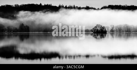 Nebelige Reflexionen über Windermere Stockfoto