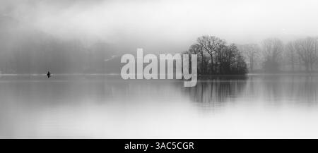 Nebelige Reflexionen über Windermere Stockfoto