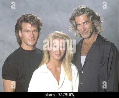 ERSCHEINUNGSDATUM: 19. Mai 1989. FILMTITEL: Road House - STUDIO: United Artists. PLOT: Dalton ist der Kühler in Bars; er stellt sich zurück und leitet die Türsteher. Er nimmt einen Job in einem Straßenhaus an, das viel zu hart geworden ist. Seine Versuche, die Dinge zu säubern, führten ihn in Konflikt mit Brad Wesley, dem Stadtmobbing und Reichen. Es wird heiß. IM BILD: PATRICK SWAYZE als James Dalton, KELLY LYNCH als Dr. Elizabeth Clay und SAM ELLIOTT als Wade Garrett. Stockfoto