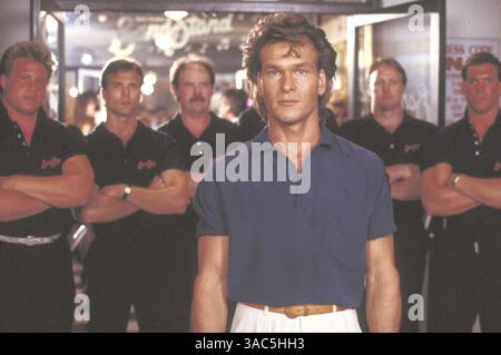 ERSCHEINUNGSDATUM: 19. Mai 1989. FILMTITEL: Road House - STUDIO: United Artists. PLOT: Dalton ist der Kühler in Bars; er stellt sich zurück und leitet die Türsteher. Er nimmt einen Job in einem Straßenhaus an, das viel zu hart geworden ist. Seine Versuche, die Dinge zu säubern, führten ihn in Konflikt mit Brad Wesley, dem Stadtmobbing und Reichen. Es wird heiß. IM BILD: PATRICK SWAYZE als James Dalton. Stockfoto