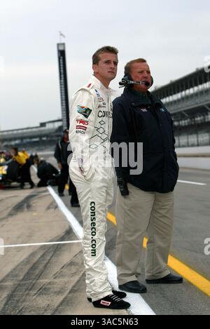 L to R): A.J. Foyt IV (USA) A.J. Foyt Enterprises beobachtet das Training mit seinem Großvater, viermaligem Indy 500-Gewinner, AJ Foyt (USA)..Indianapolis 500 Practice, Indianapolis Motor Speedway, 4. Mai 2003..DIGITALES BILD (Credit Image: ©Sutton Motorsports/ZUMA Press) Stockfoto