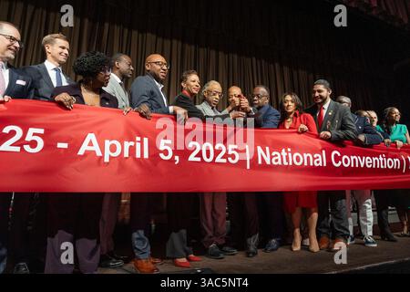 New York, Usa. April 2025. Bandschnitt bei der Eröffnung der jährlichen NAN Convention 2025, während lokale gewählte Beamte am Sheraton Times Square in New York zuhören. Reverend Al Sharpton ist im Zentrum, Bürgermeister Eric Adams zu seiner Rechten und Stadtrat Adrienne Adams zu seiner Linken. (Foto: Lev Radin/Pacific Press) Credit: Pacific Press Media Production Corp./Alamy Live News Stockfoto