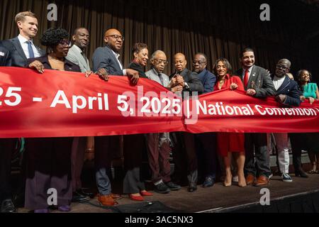 New York, Usa. April 2025. Bandschnitt bei der Eröffnung der jährlichen NAN Convention 2025, während lokale gewählte Beamte am Sheraton Times Square in New York zuhören. Reverend Al Sharpton ist im Zentrum, Bürgermeister Eric Adams zu seiner Rechten und Stadtrat Adrienne Adams zu seiner Linken. (Foto: Lev Radin/Pacific Press) Credit: Pacific Press Media Production Corp./Alamy Live News Stockfoto