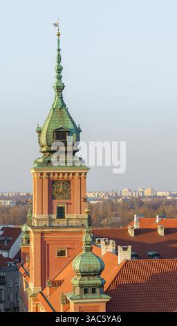 Uhrenturm des Königlichen Schlosses Warschau auf dem Schlossplatz in der Altstadt von Warschau, Polen an einem warmen Frühlingsabendlicht. Stockfoto