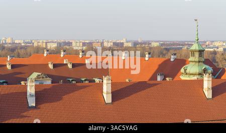 Warschauer Altstadt, wunderschönes Dach des königlichen Schlosses vom Glockenturm aus in der Nähe der St. Ann Kirche auf der Krakowskie Przedmiescie in der Nähe des Plac Zamkowy. Stockfoto