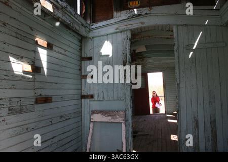 März 2008 - Rhyolite, Nevada, USA - das ist die Überreste eines alten Union Pacific Zugwagens am Bahnhof Las Vegas & Tonopah. Die alte Geisterstadt Rhyolite aus Nevada, etwa 125 km nördlich von Las Vegas, ist heute eine Geisterstadt in der Wüste. Die ehemalige Goldmine, die 1904 erbaut wurde, hatte einst über 10.000 Einwohner. (Kreditbild: © Barry Sweet/ZUMA Press) Stockfoto