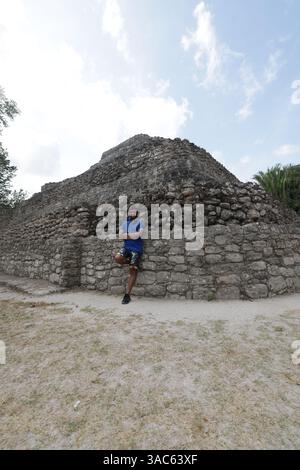 Ein majestätischer Blick auf die Ruinen der Maya-Ruinen von Chacchoben mit Touristen in der Nähe Stockfoto