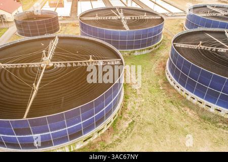 Abwasseraufbereitungsanlage mit kreisförmigen Biofiltertanks zur Wasseraufbereitung. Luftaufnahme von der Drohne. Stockfoto